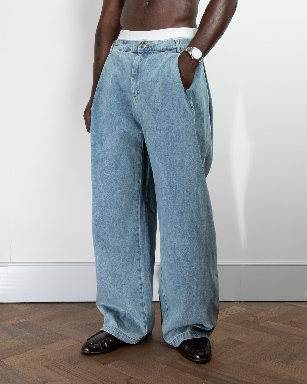 PLEATED DENIM IN LIGHT WASH