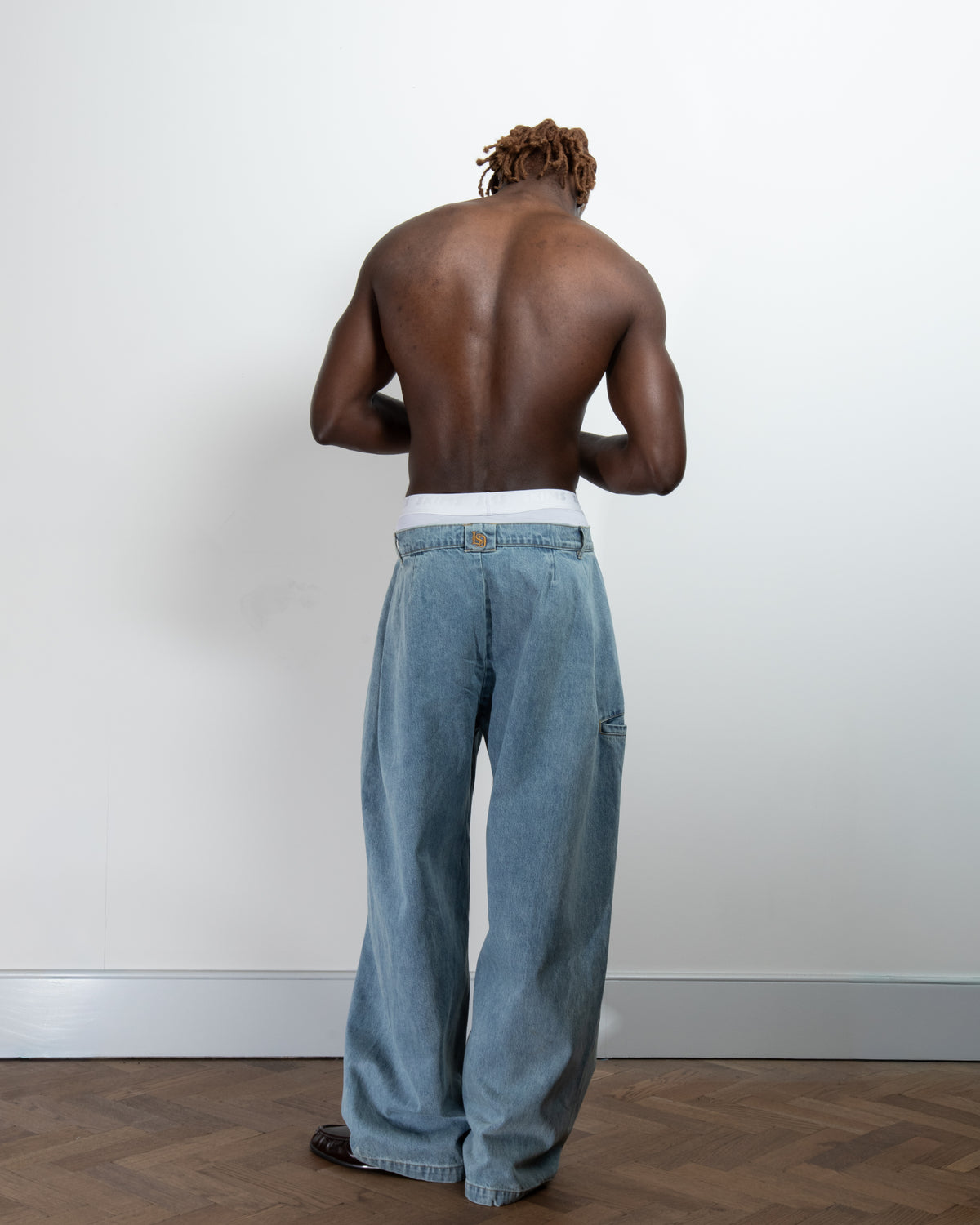 PLEATED DENIM IN LIGHT WASH