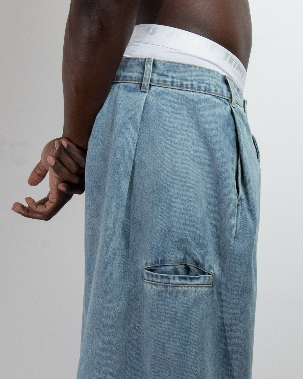 PLEATED DENIM IN LIGHT WASH