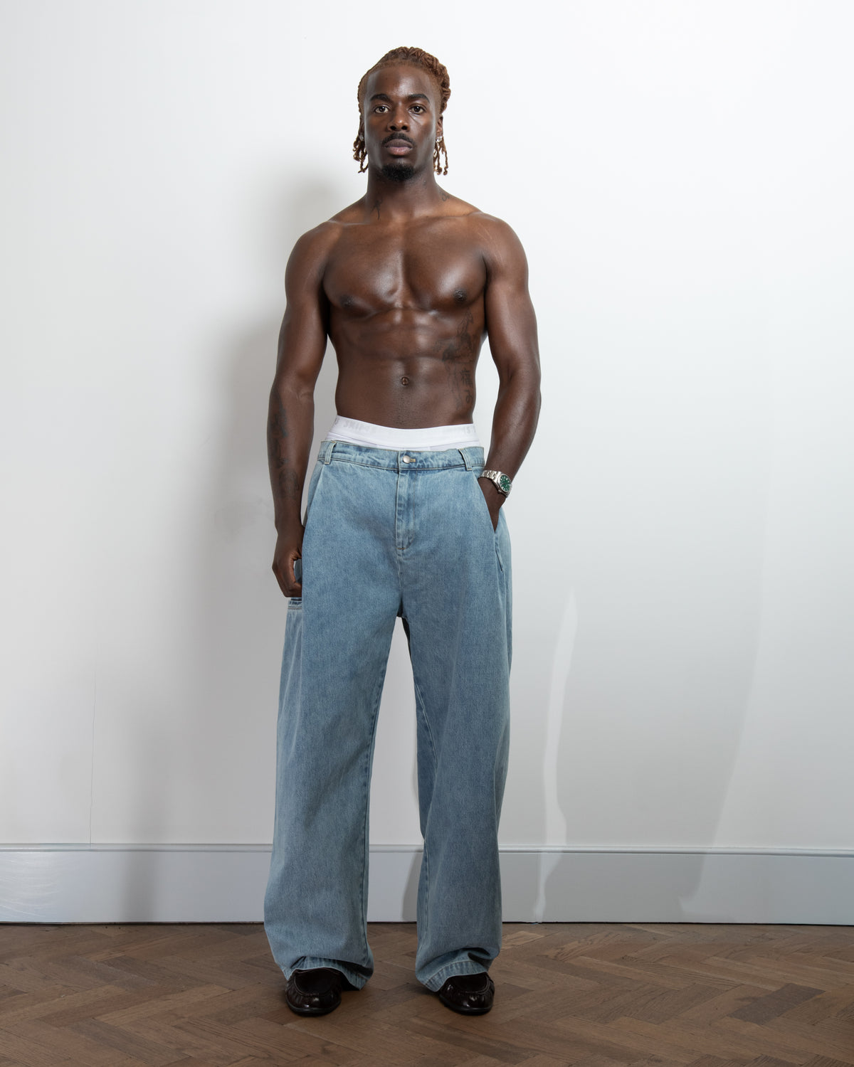 PLEATED DENIM IN LIGHT WASH