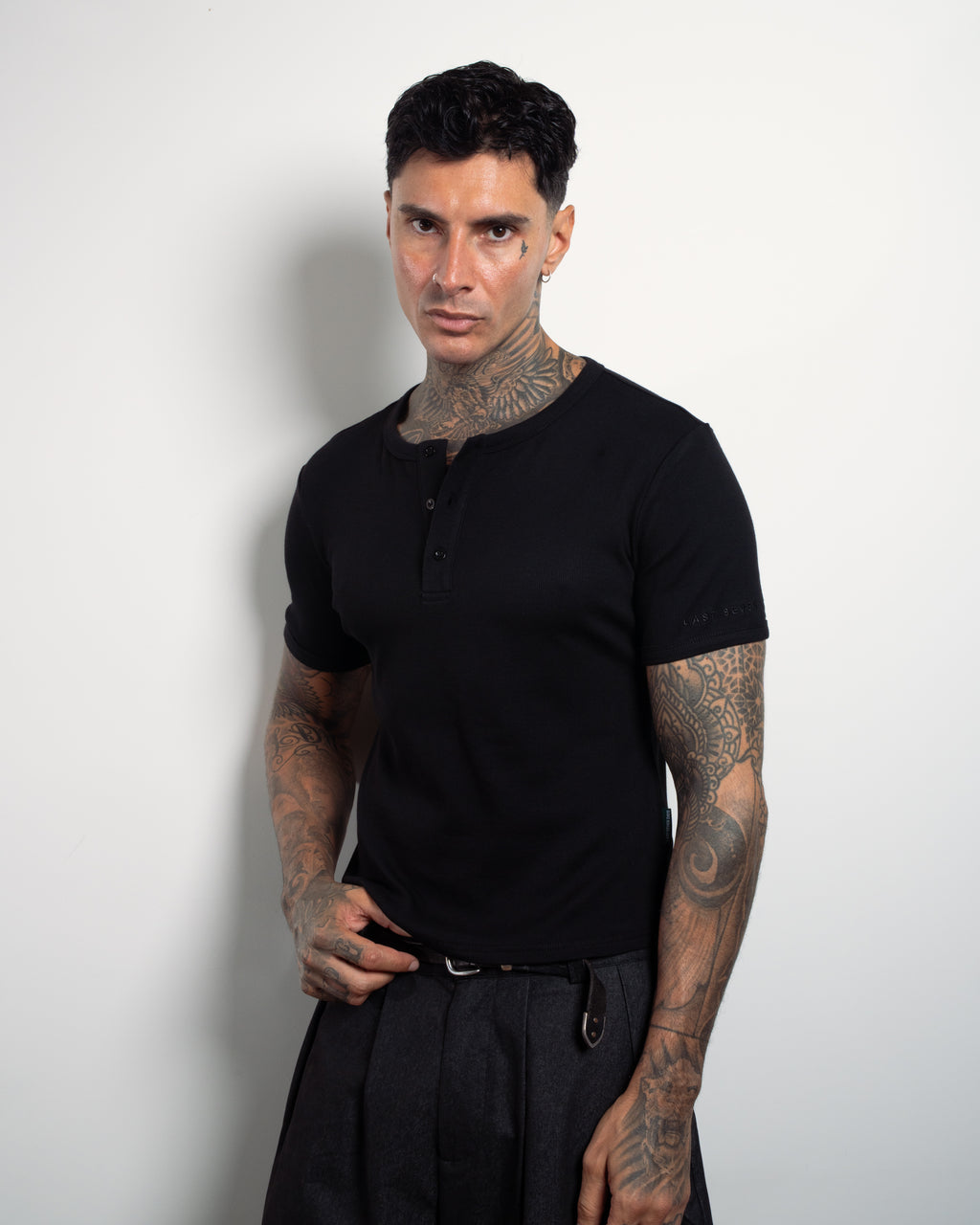 NOIR SS HENLEY