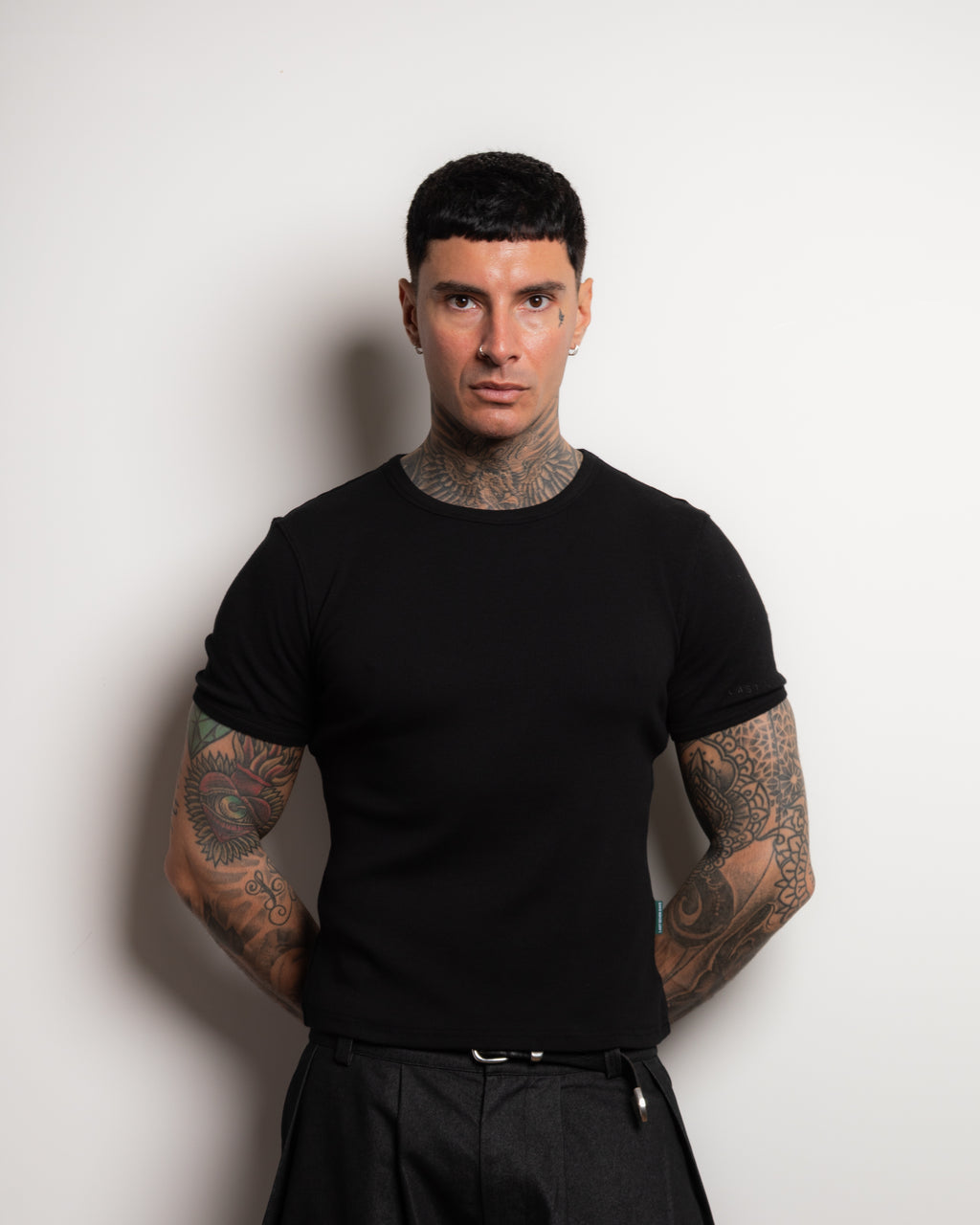 NOIR FITTED T-SHIRT