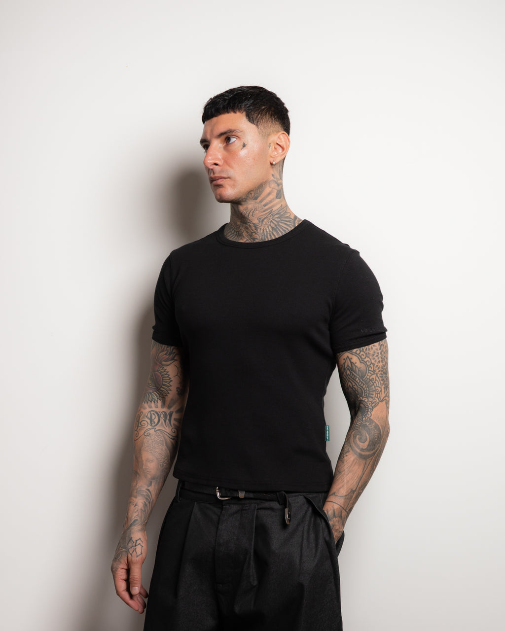 NOIR FITTED T-SHIRT