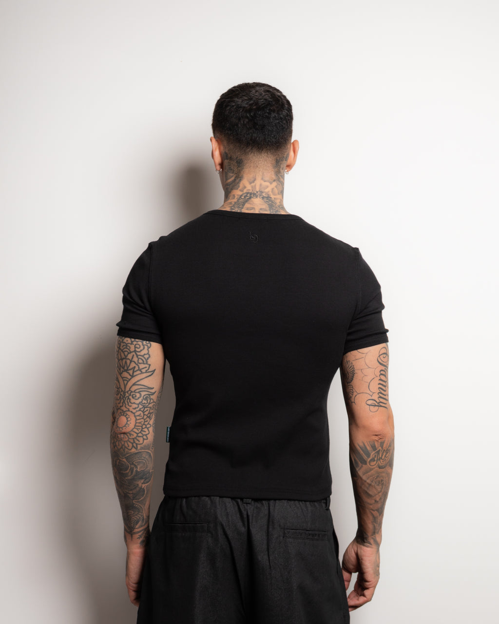 NOIR FITTED T-SHIRT