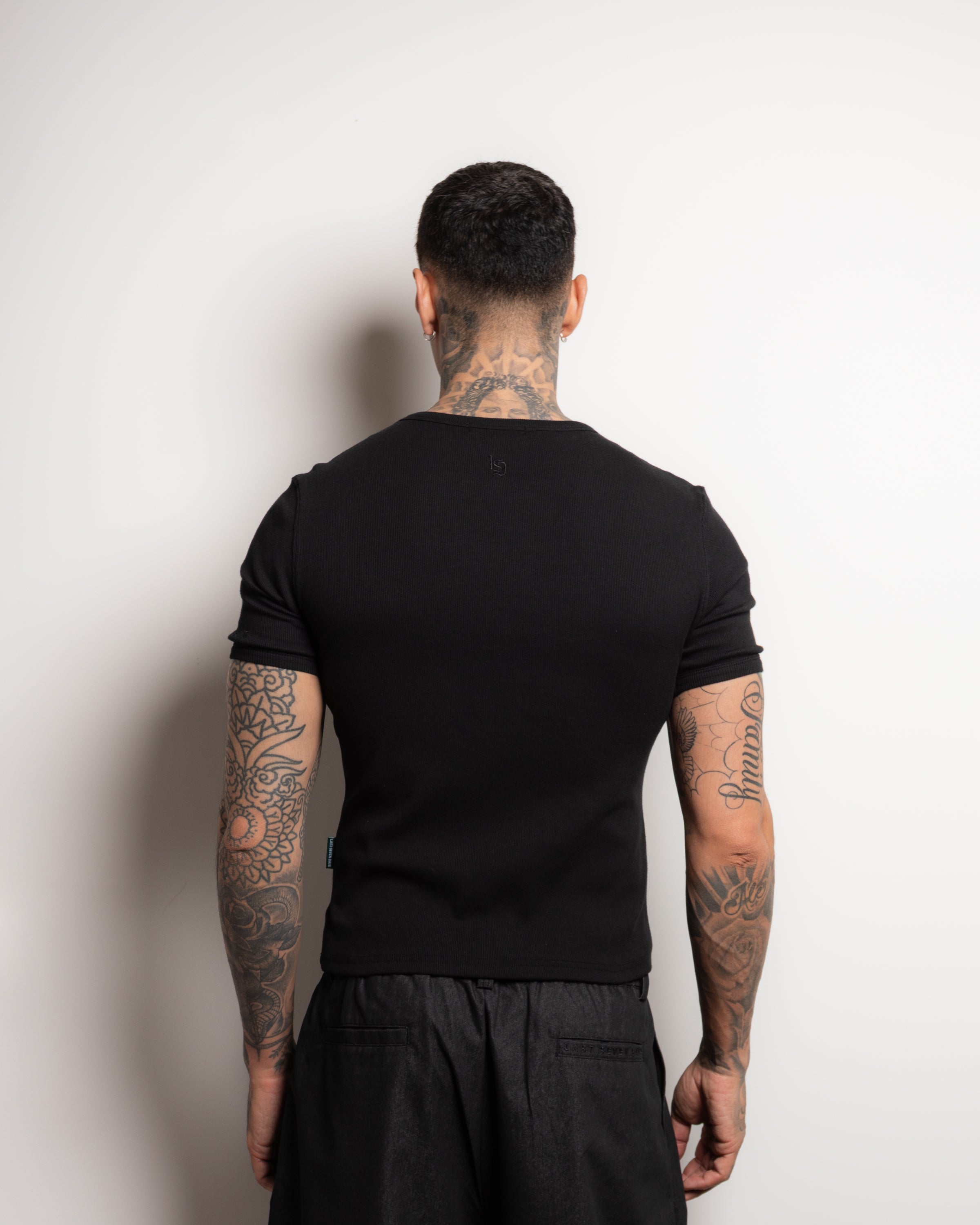NOIR FITTED T-SHIRT