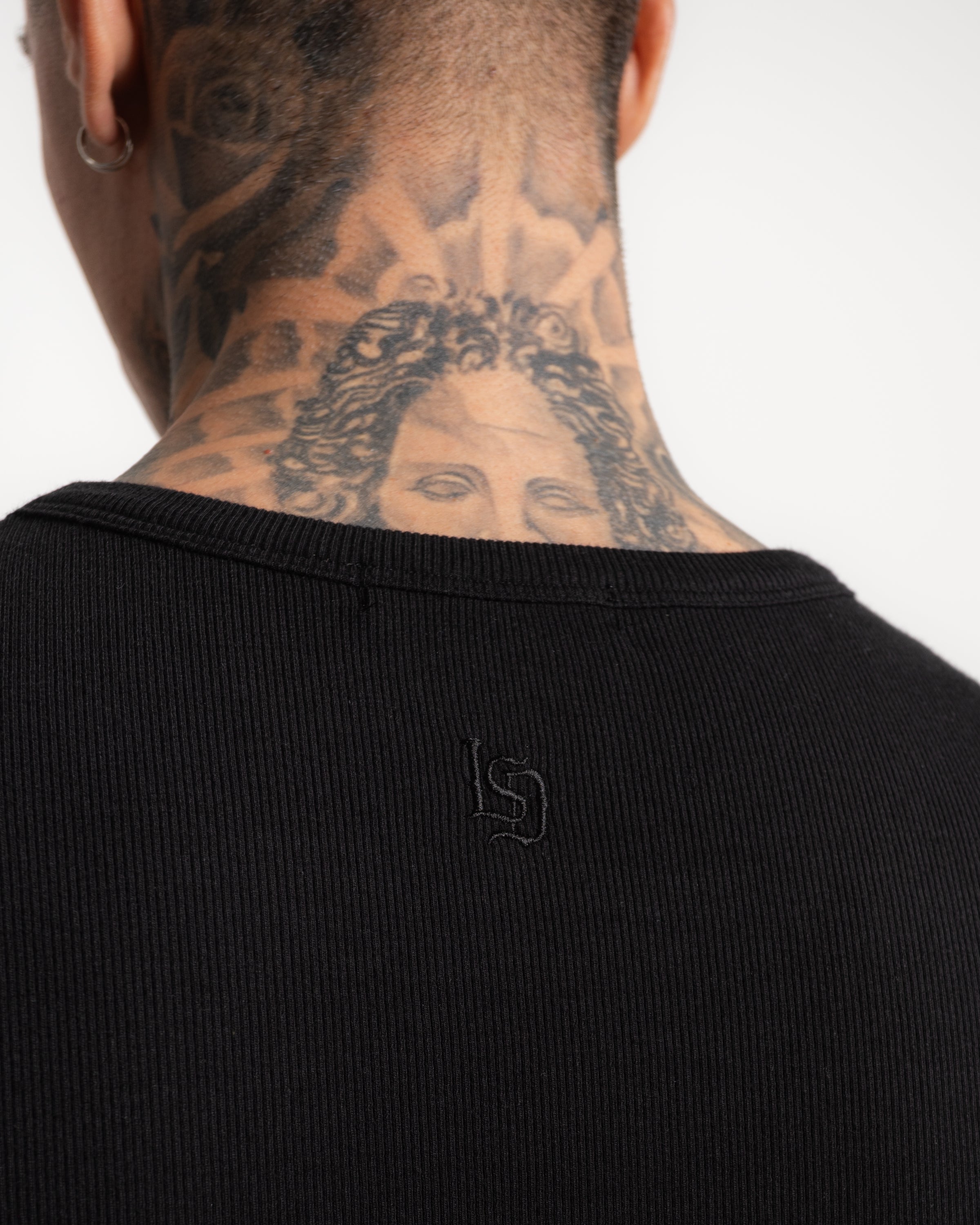 NOIR FITTED T-SHIRT