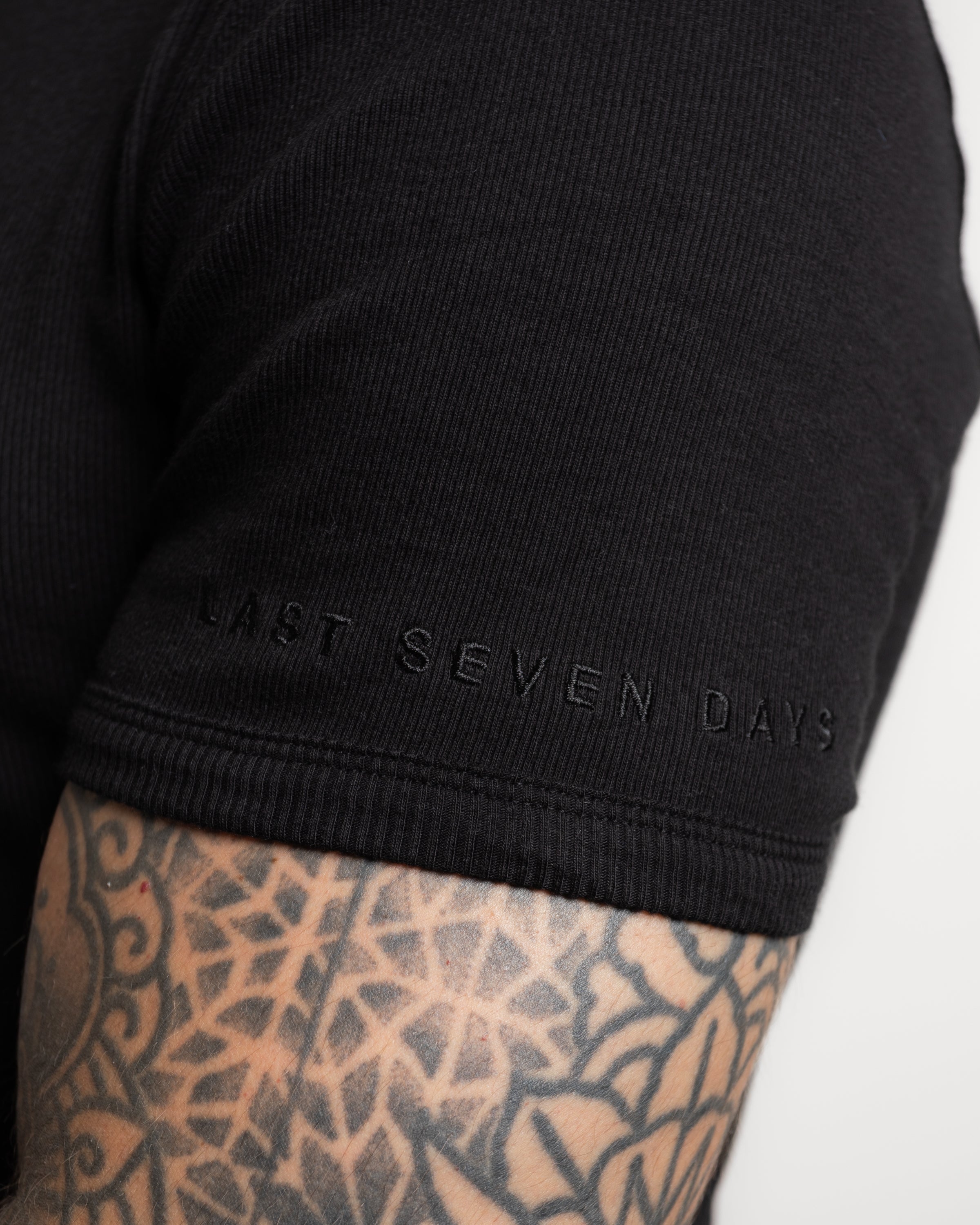 NOIR FITTED T-SHIRT