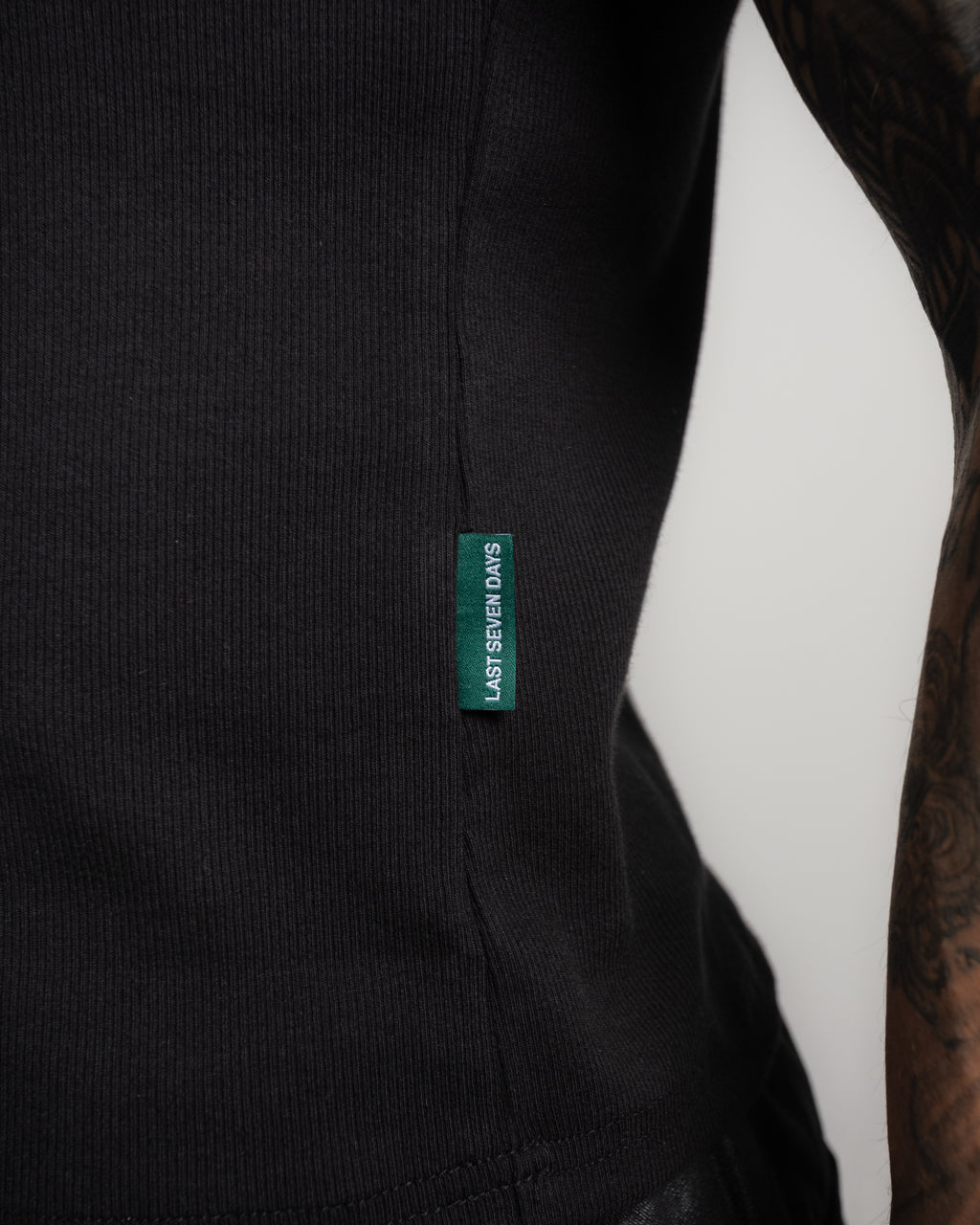 NOIR FITTED T-SHIRT
