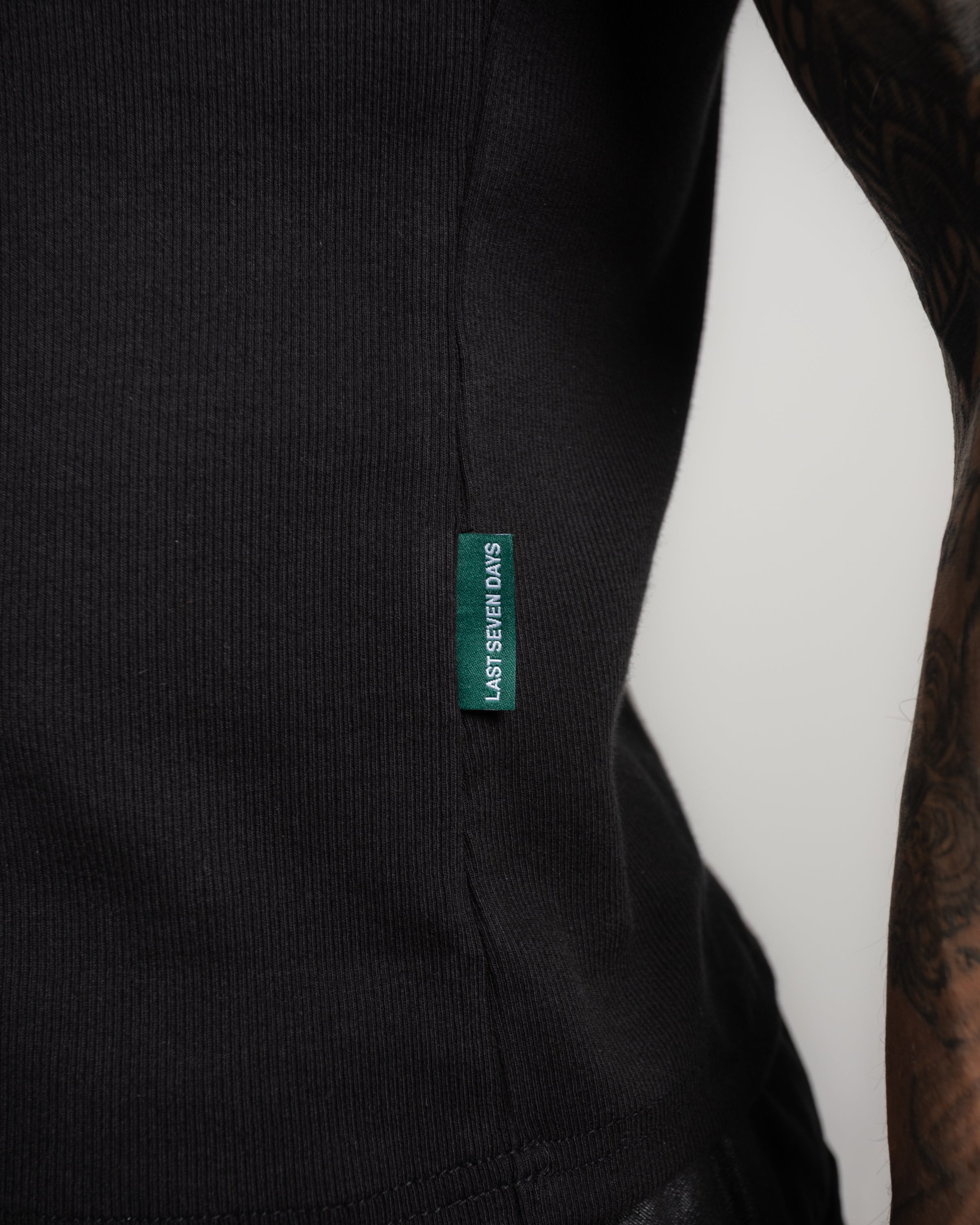 NOIR FITTED T-SHIRT
